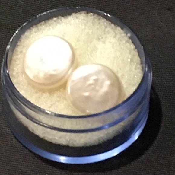 Coin pearl stud pierced earring. - Picture 3 of 7